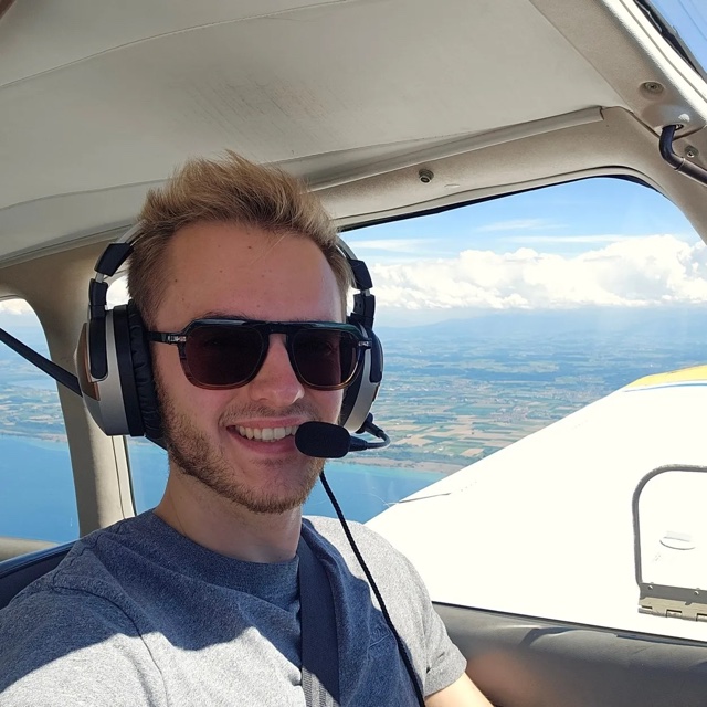 Leon im Cockpit, mit Headset, über dem Mittelland